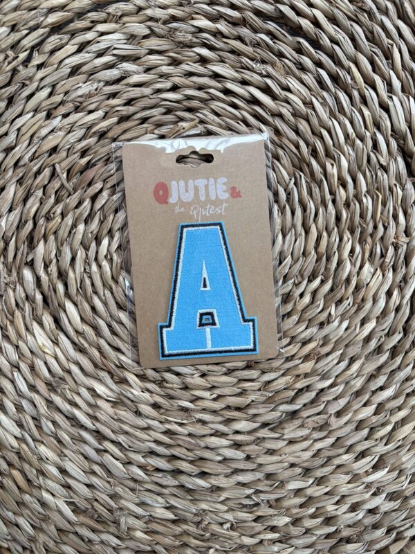 Strijkapplicatie letter blauw - Qjutie & the Qjutest