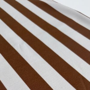 Textiel met diagonale bruine en witte strepen in close-up weergave