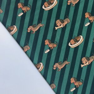 Stof met groen gestreept patroon en bruine teckels met botjes en hondenmandjes