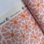 French terry botanische bloemen zalm – Goedkopestoffen.com