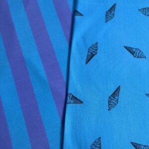 Blauwe stoffen met ijsjesprint en blauw-paarse strepen patroon voor kledingmateriaal