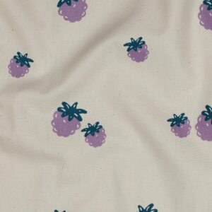 Beige katoenen stof met paarse frambozen en groene blaadjes patroon