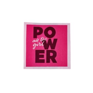 Roze strijkembleem met tekst POWER all the girl en witte rand