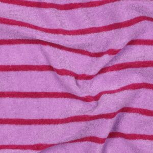 Roze badstof handdoek met donkerroze horizontale strepen en textuurdetail