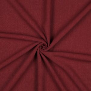 Bordeauxrode katoenen stof met gedraaide knoop in het midden en zichtbare textuurstructuur