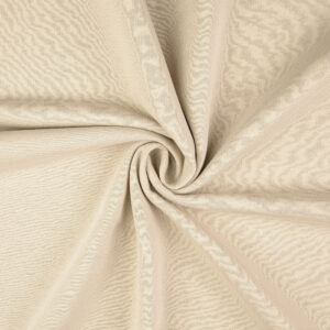 Beige tricot stof opgerold in spiraal met zichtbare ribbeltextuur