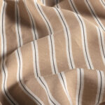 Viscose nylon crêpe lengtestreep camel