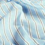 Viscose nylon crêpe lengtestreep lichtblauw