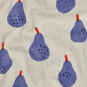 Kinderstof met paars-blauwe peren en rode steeltjes op witte achtergrond