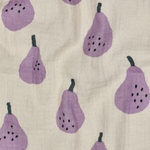 Textiel met geborduurd patroon van paarse peren met zwarte pitjes op beige achtergrond