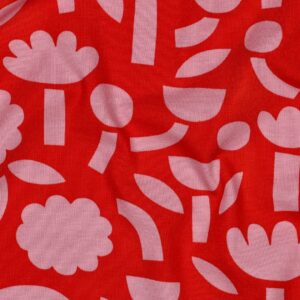 Rode stof met abstract roze bloemenpatroon en geometrische vormen