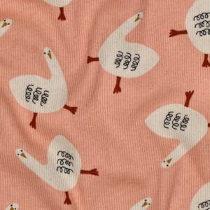 Roze ribstof met wit geïllustreerde ganzen patroon en bruine pootjes