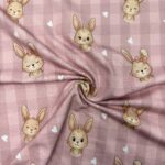 French terry schattige konijnen roze geblokt – Goedkopestoffen.com