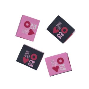 Vier geweven labels met LOVE-tekst in roze en zwart met geometrische vormen en hartjes
