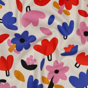 Katoenen stof met kleurrijk bloemenpatroon in rood, roze, blauw en oranje op witte achtergrond