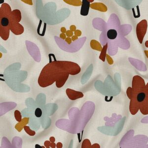 Katoenen stof met kleurrijk bloemenpatroon in lila, mintgroen, terracotta en mosterdgeel op crèmewitte achtergrond