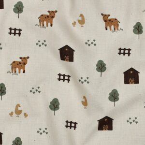 Kinderstof met boerderijpatroon: koeien, kippen, schuren, bomen en hekjes op beige achtergrond