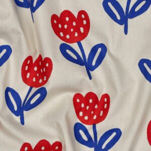 Katoenen stof met retro bloemenprint in rood en blauw op witte achtergrond