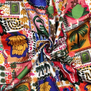 Kleurrijke stof met tropische prints van bananen, palmbladeren, luipaarden en geometrische patronen