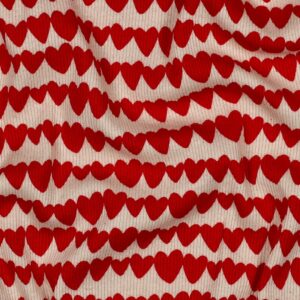 Rode papieren hartenslinger op houten achtergrond voor Valentijnsdag of feestelijke decoratie