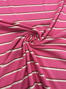 Roze geribbelde tricot stof met witte strepen en gedraaide knoopdetail in het midden