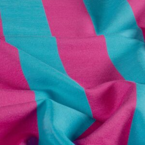 Gestreepte stof met brede roze en turquoise strepen in golvende plooien